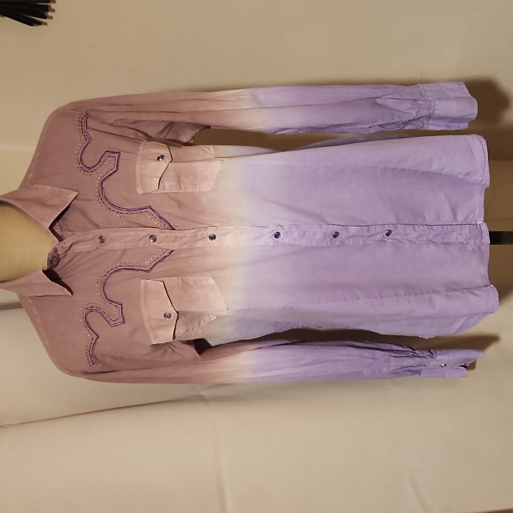 RU apparel woman's size Lg long sleeve western shirt. Mauve hombre to lavender.